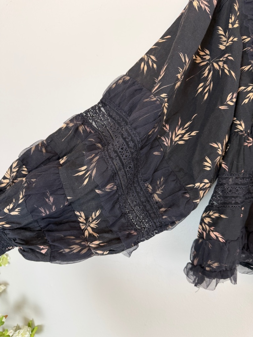 By Anthropologie V-Neck Ruffled Blouse Black Motif Women’s XXS - Picture 8 of 13